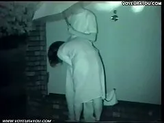 La rubia plantó una espiga xxx eyaculacion estrecha en un barril sólido