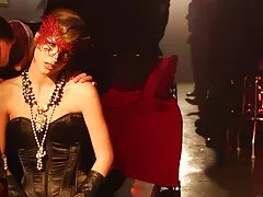 Dos bellezas películas de pornografía rusas se turnan para montar una polla