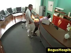 Después de ver porno en hd conducir, la madre regresó y el niño bromeó