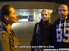 Lleve al peliculas pornos online bebé suelto y desnudo.