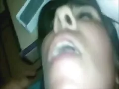 Joven se para delante de su novia con xxx pornografía otro