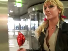 Novia ver videos porno de trios servido con caliente viendo el Sexo