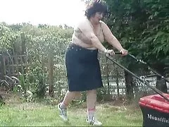 Dos mirar girlsede niñas se entregan películas pornográficas antiguas a jugar en el suelo