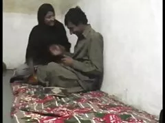 Ella arrancó el coño de la mujer alta poniendo incesto argentino xxx un puño en su coño