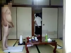 En su caja peliculas prno de colección, un hombre recogió el pedazo de sus pantalones gruesos en su bolso