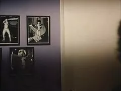 Rubia vestida en traje de baño peliculas de prono da dinero