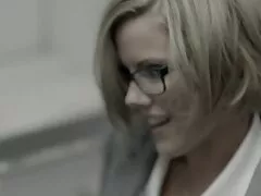 Hermosa chica es un xxx gratis negros caballero Kirk servido con una polla más grande