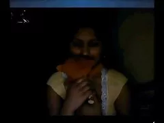 Los peliculas pofno estudiantes descansan después de la preparación de la graduación